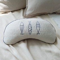 누비앤 피쉬 자수 반달 메밀 베개, 아이보리