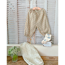 [마르디엠버 ] 빈티지한 패턴이 돋보이는 엠버 마리 팬츠는 가벼운 코튼 소재의 플로럴 원단으로 제작했어요. 심플한 티셔츠나 나시와 함께 매치하여 코디를 완성해 보세요