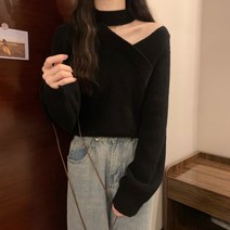크로스 여성 언발 니트 티 디자인감이 교차되는 홀터넥 브이넥 상의 가을 겨울 패션에 어울리는 레드 마일드 니트녀