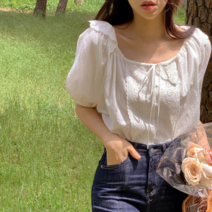 [이꾸띠] 엘흥리이 여성 스퀘어넥 부분 레이스 퍼프 청순가련한 화이트 블라우스