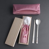 꽃길거북 칠보 특 은수저 80% 1벌(1인용) 부모님 생신 창립기념품 결혼예물 답례품 기념일 칠순 VIP선물 (숟가락1개+젓가락1매+수저집+보증서+오동나무함+보자기포장) 국내산, 청색수저-핑크보자기-블루주머니-인쇄없음