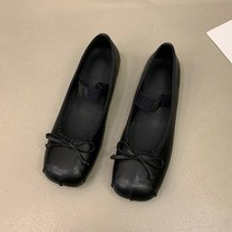 봄철 빛나는 은색 메리 제인 슈즈 봄에 어울리는 반짝이는 은색 메리 제인 슈즈