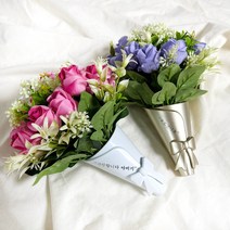 납골당 꾸미기 벽 부착형 납골당 디자인 꽃병 봉안담 봉안당 장식 추모 꽃다발 조화, 보라색장미, 하얀색 꽃병