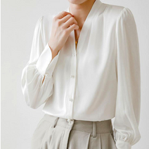 진주단추 화이트 흰색 블라우스 브이넥 어깨셔링 출근룩 하객룩