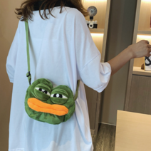 파티 슬픈 개구리 가방 쓸떼없는 선물 관종 우정템 인싸템 연말