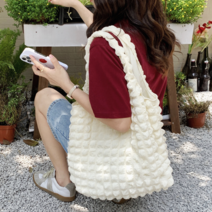 크로플숄더백 처제선물 부담스럽지않은 20대중반여자 후반 며느리생일 롱패딩에어울리는가방