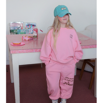 [마르디엠버] 상큼한 컬러들 속 자수 디테일이 돋보이는 피치스 피터 맨투맨은 코튼 100% 소재로 제작되어 탄탄하고 부드러운 터치감으로 편하게 착용하기 좋은 아이템이예요.