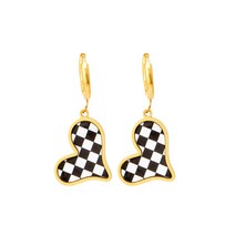 같은 체스 및 카드 액세서리 흑백 체크 무늬 사랑 목걸이 하트 모양의 귀 버클 펜던트 18k 골드 링 세트