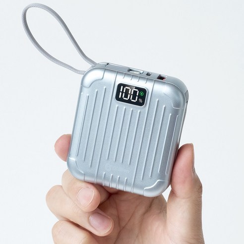 장거리 라이딩 중 지도 앱과 기록 앱 배터리 소모를 대비하기 좋은 10000mAh 보조배터리입니다. - 1