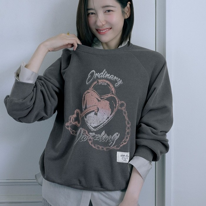 AK플라자 주크 ZOOC X 로렌정 빈티지 그래픽 스웻셔츠 Z254PSM704