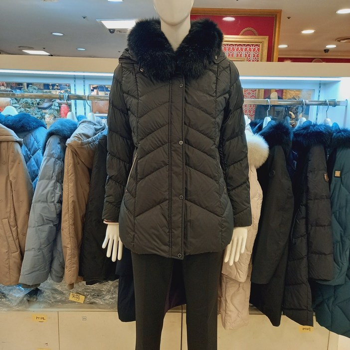 크로커다일레이디 풍성한 카라 폭스털/허리 반밴딩 처리로 슬림해 보이는 힙덮는 기장감의 오리털점퍼