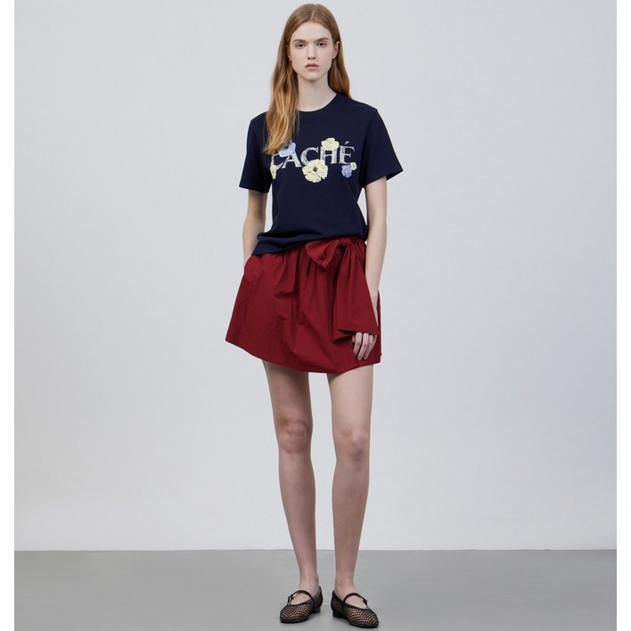 AK플라자 주크 플라워 레터링 반팔 티셔츠 Z252MSM020