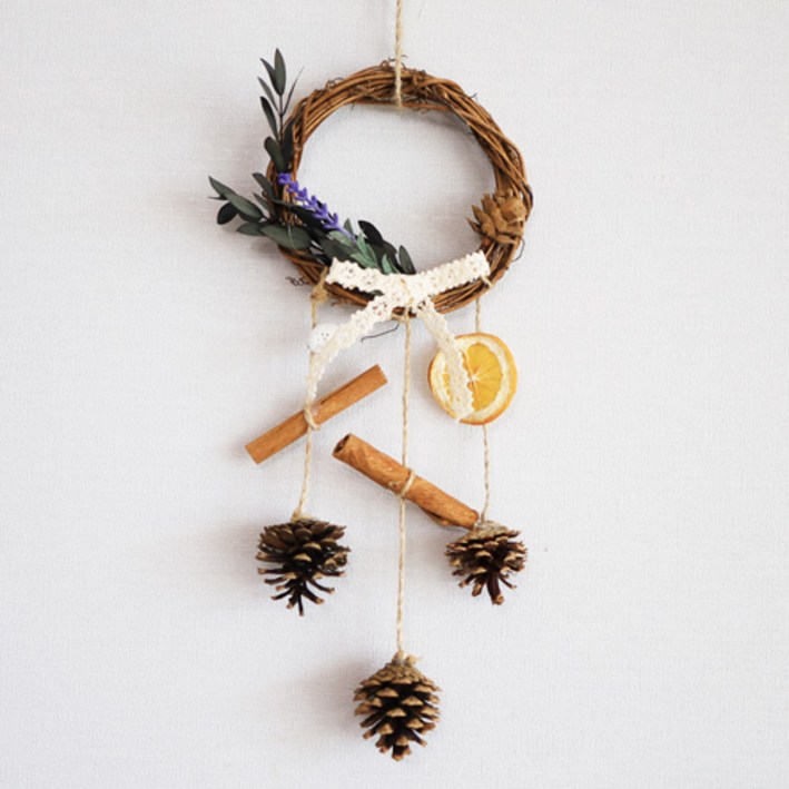 솔방울 원형 리스 모빌  미술활동  만들기수업  공예  방과후  DIY  리스만들기  만들기재료  만들기키트  모빌  만들기세트  돌봄교실  자연물  계피