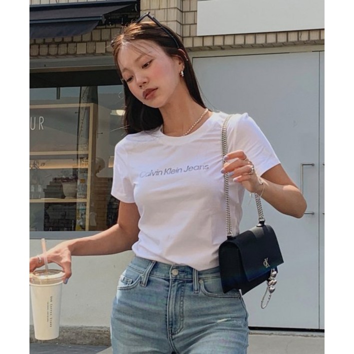 캘빈클라인 진 캘빈클라인 CALVIN KLEIN JEANS 염설희/신혜정 2color 여 슬림핏 인스티튜셔널 로고 반팔 티셔츠 화이트블랙 J223860