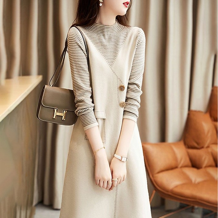 MOSAIRATION 여성 페이크투피스 스트라이프 배색 레이어드룩 브이넥 버튼 포켓 A라인 니트 원피스 U01101324