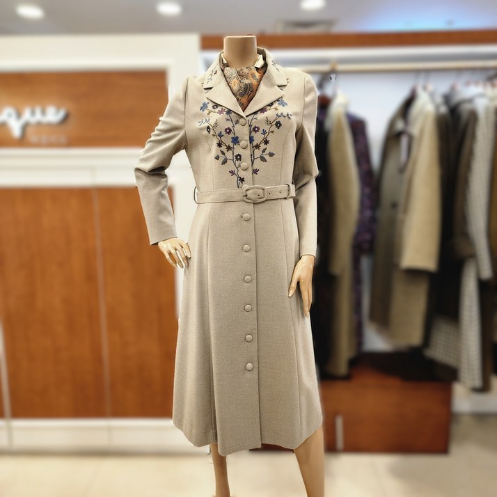 [비꼴리끄] 스포츠카라 벨티드 자수 원피스 B252WO1110