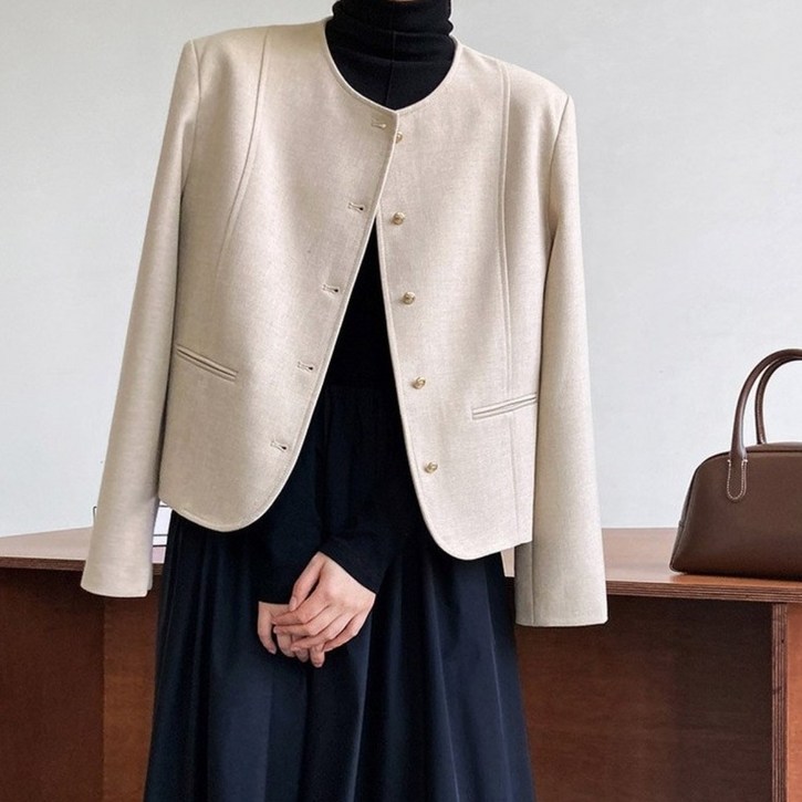 노카라 세미크롭 자켓  골드버튼 모던 하객룩 데일리룩 그레이연베이지